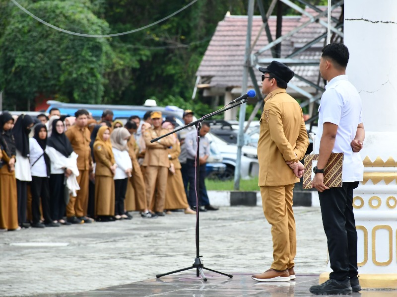 (Foto: Diskominfo Touna). Apel bersama Aparatur Sipil Negara (ASN) dilingkungan Pemerintah Kabupaten Tojo Una-Una setelah libur panjang lebaran Idul Adha 1446 H, dipimpin langsung Bupati Tojo Una-Una, Ilham, Selasa Sore (10/6/2025)