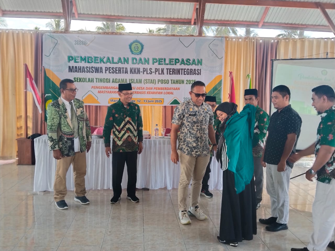 Pembekalan dan pelepasan mahasiswa peserta PLS, PLK dan KKN terintegrasi Sekolah Tinggi Agama Islam (STAI) Poso tahun 2025, di Marina Cottage Labuan, Kamis (12/6/2025).