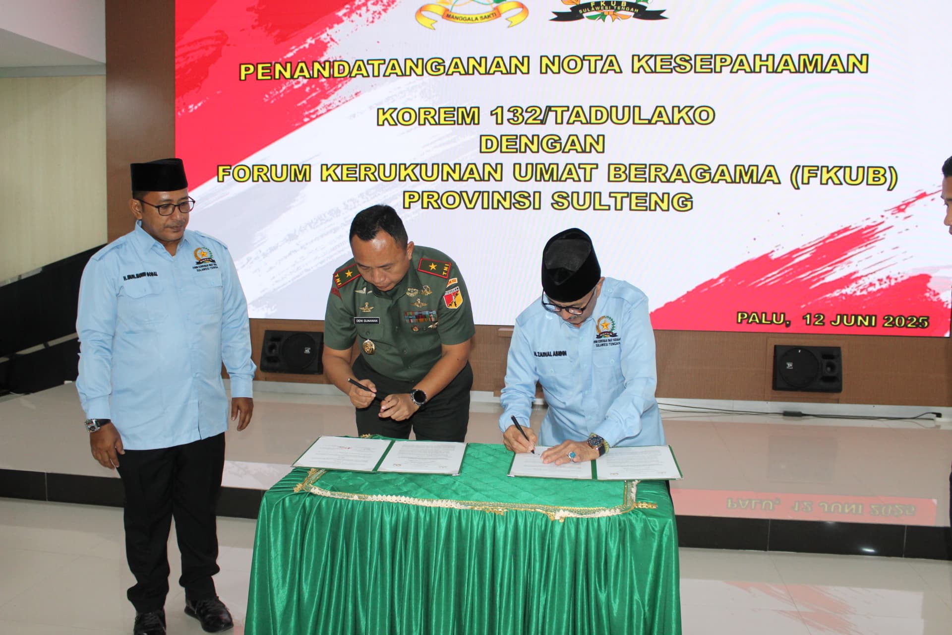 Komandan Korem 132/Tadulako, Brigjen TNI Deni Gunawan, S.E., menandatangani nota kesepahaman (MoU) bersama Ketua Forum Kerukunan Umat Beragama (FKUB) Sulawesi Tengah, Prof. KH. Zainal Abidin