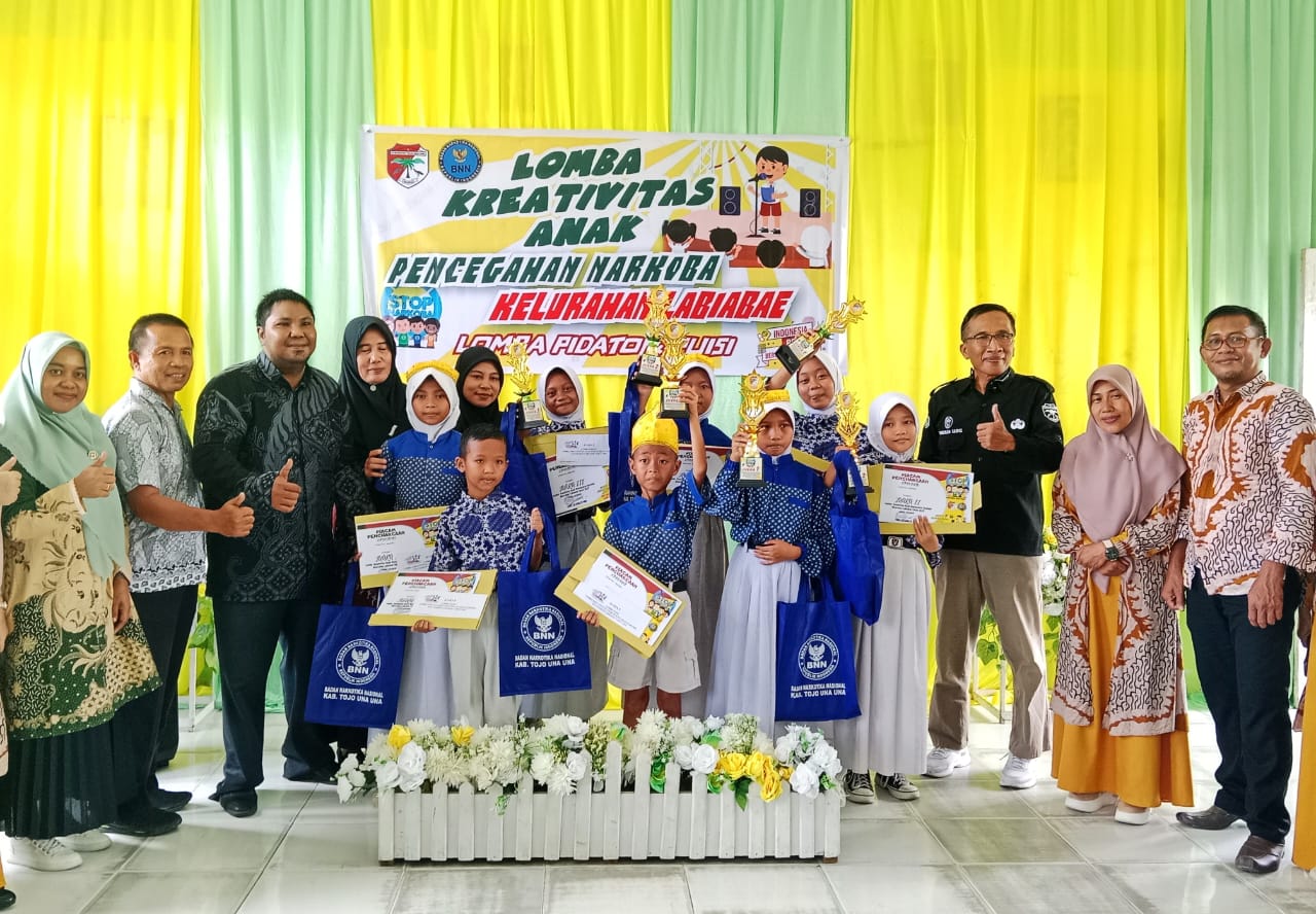 Lomba puisi dan pidato anti-narkoba yang diikuti puluhan siswa SDN 9 dan SDN 2 Ampana Kota, Kamis (12/6),