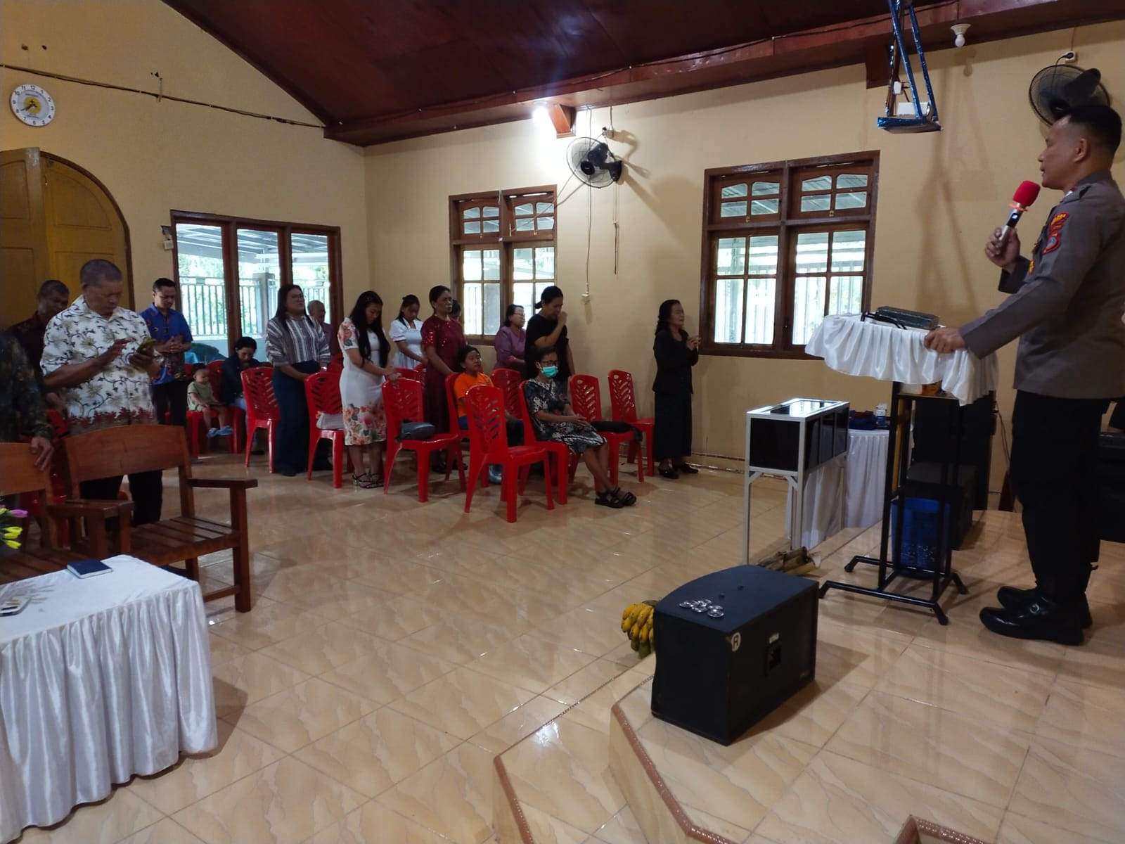 Rohaniawan Kamtibmas Aiptu Pdt. Halput Tarusu, S.Th, Satgas melaksanakan ibadah bersama jemaat dalam rangka pengucapan syukur tahunan atau Padungku di Gereja Sidang Pantekosta di Indonesia (GSPDI) Lembomawo, Kecamatan Poso Kota Selatan, Kabupaten Poso, pada Jumat (13/5/2025).