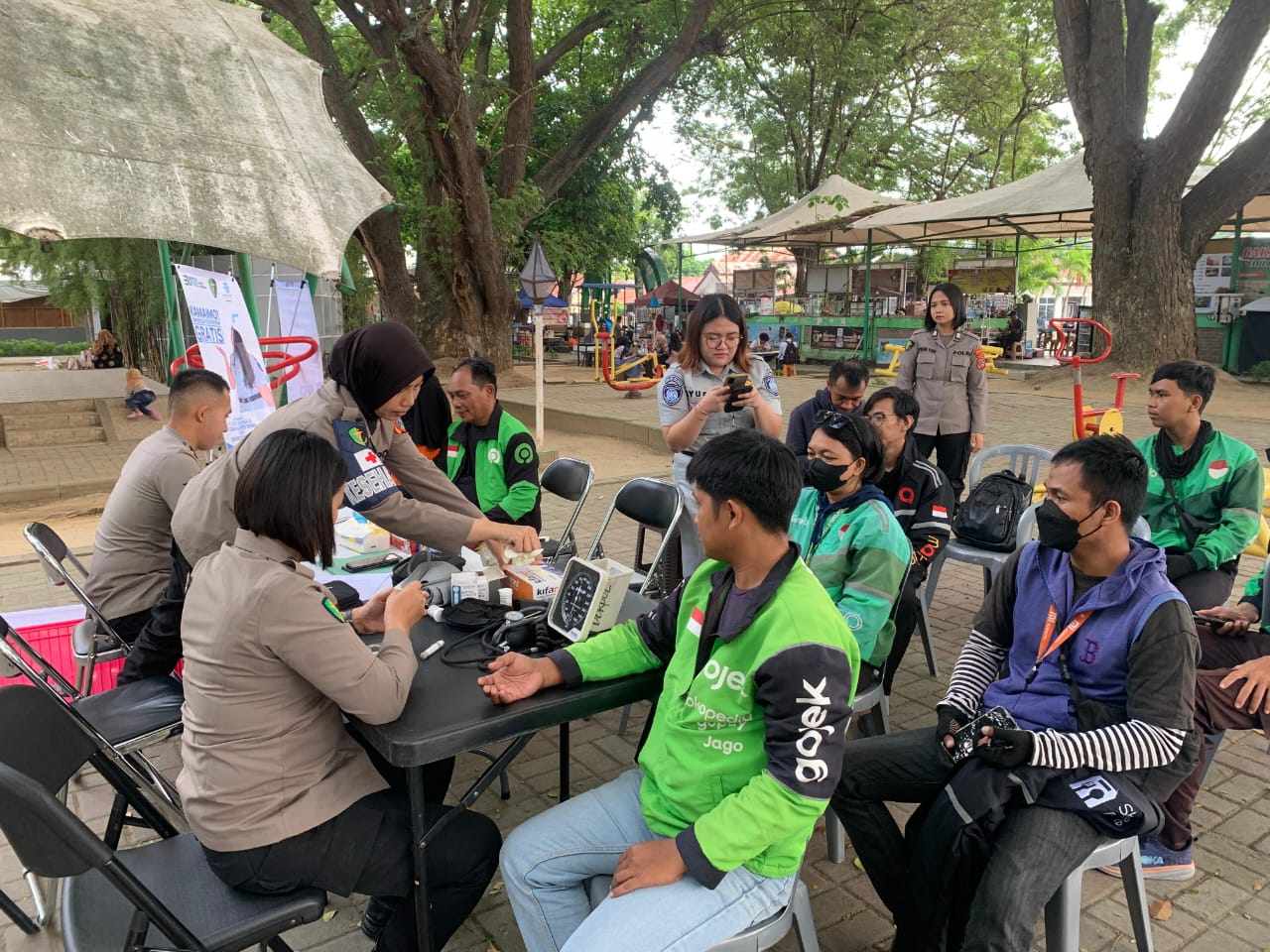 Dalam rangka menyambut Hari Bhayangkara ke-79, Polda Sulawesi Tengah melalui Bidang Kedokteran dan Kesehatan (Biddokkes) menggelar pemeriksaan kesehatan gratis bagi para pengemudi ojek daring/online.