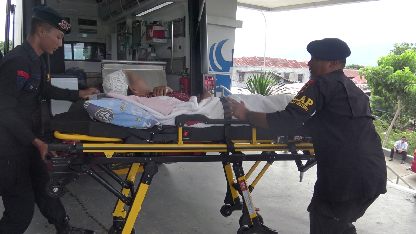Satuan Brimob Polda Sulawesi Tengah kembali menunjukkan kepedulian terhadap masyarakat dengan memberikan pelayanan ambulans gratis bagi warga
