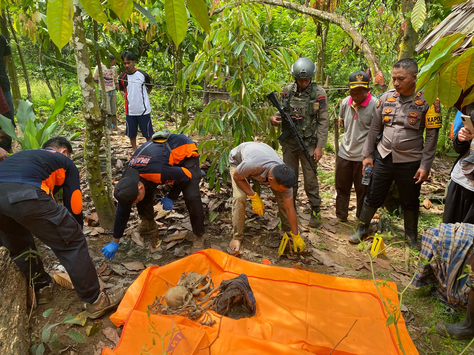 penemuan sesosok mayat yang telah menjadi tulang belulang di wilayah perkebunan Pegunungan Karaupa Desa Kawende Kecamatan Poso Pesisir Utara Kabupaten Poso, Selasa (17/6/2025).