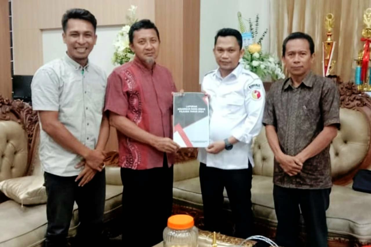 Ketua Bawaslu Kabupaten Tojo Una-Una, Taufiq Rizal Liara, didampingi anggota Gafril dan Ibrahim Untu (Koordinator Sekretariat),kepada Bupati Ilham Lawidu di ruang kerjanya pada Kamis, 19 Juni 2025.