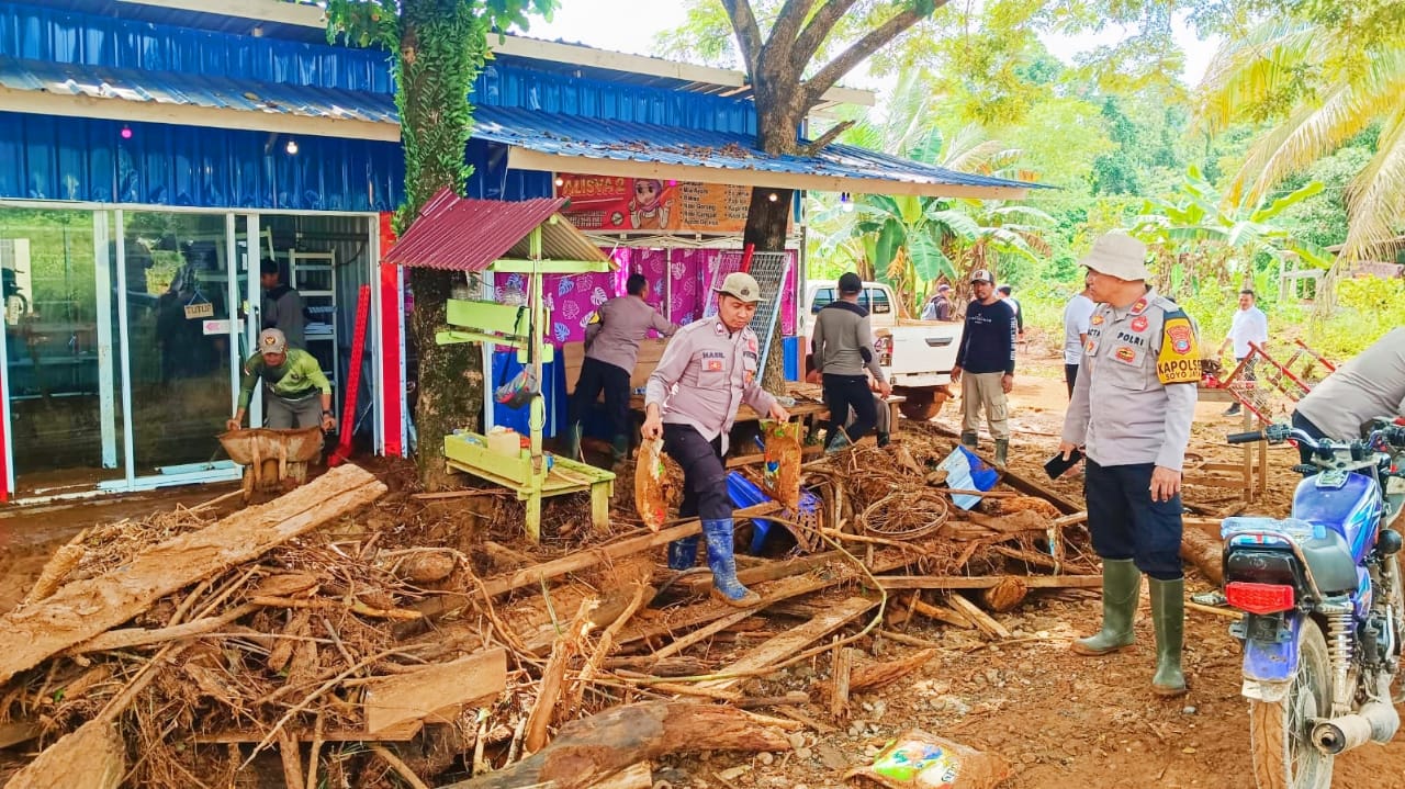 Polsek Soyojaya turun serentak bantu warga terdampak banjir bandang di Towi (Foto: Ist,)