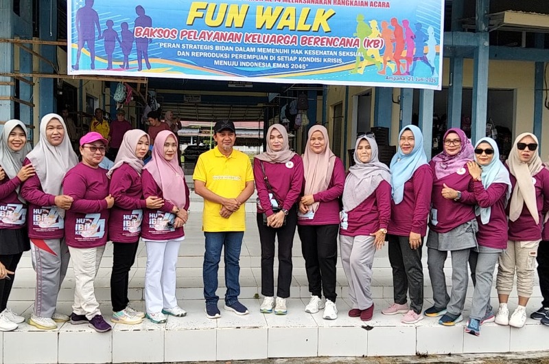 Bupati Tojo Una Una, Ilham Lawidu di tengah, hadir sekaligus membuka kegiatan Fun Walk dalam rangka memperingati Hari Ulang Tahun Ikatan Bidan Indonesia (IBI) ke 74
