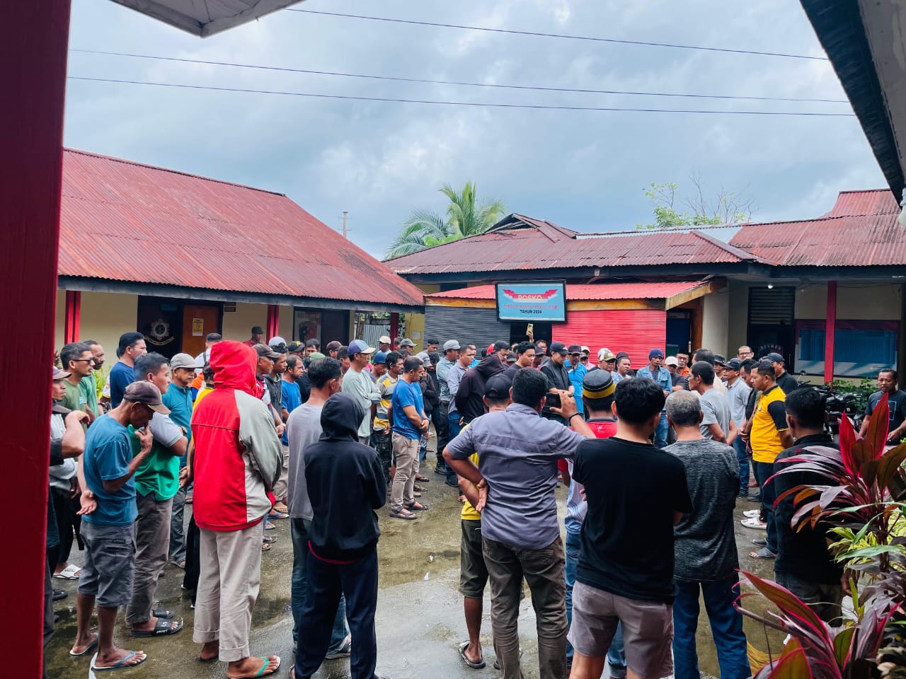 Keluarga dan simpatisan Sofyan Kaepa datangi Polsek Banggai memastikan proses dugaan pencemaran nama baik diseriusi pihak kepolisian. (Foto : Ist)