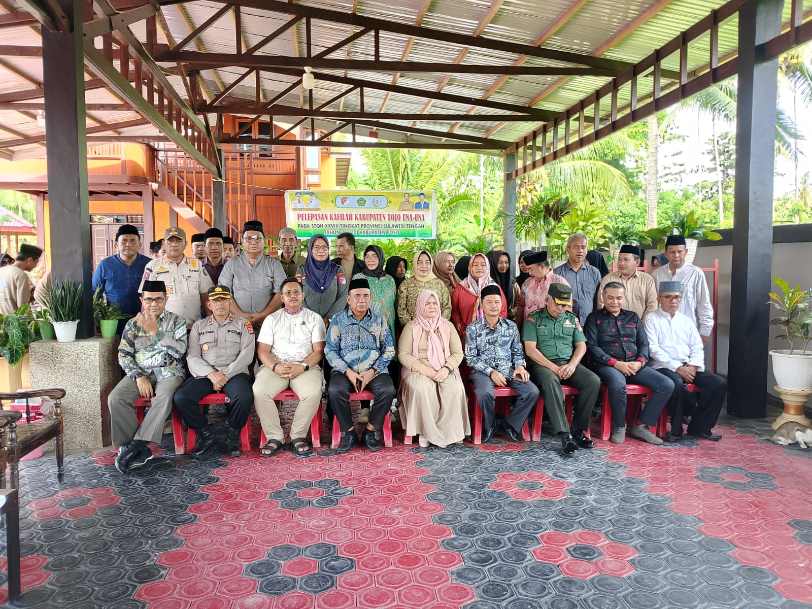 Wakil Bupati Tojo Una-Una,Hj. Surya, S.Sos.,M.Si., memberikan semangat dan pesan kepada 30 peserta Kafilah STQH Kabupaten Tojo Una-Una