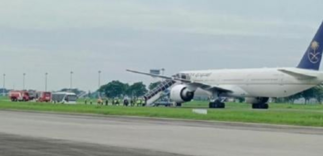 Pesawat Saudi Arabia Airlines dengan nomor penerbangan SVA5276 rute Jeddah-Cengkareng, mendarat darurat di Bandara Internasional Kualanamu, Deliserdang. (Foto: Istimewa).