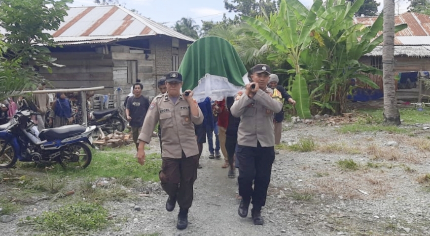 Dua Personel Polsek Ampana Tete Turut Menggotong Keranda Jenazah