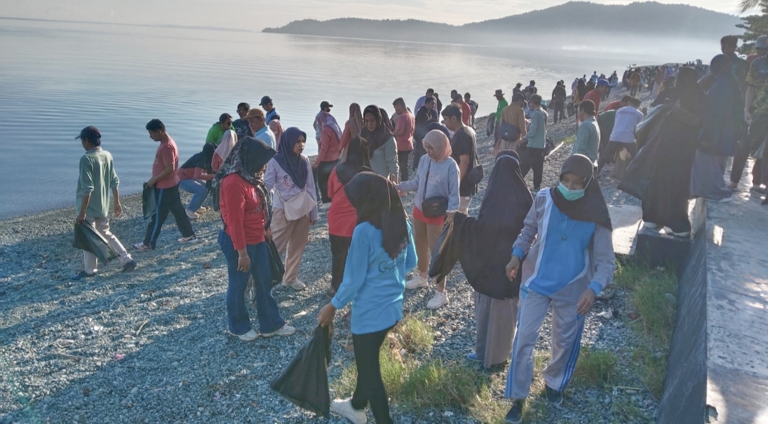 Bersih-bersih sampah plastik dalam rangka memperingati Hari Lingkungan Hidup Sedunia (HLHS) 2025.