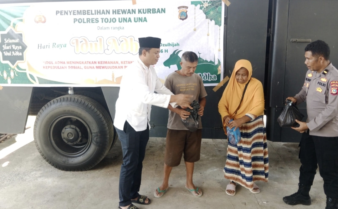 Kapolres Tojo Una Una, Salurkan Daging Kurban ke Masyarakat