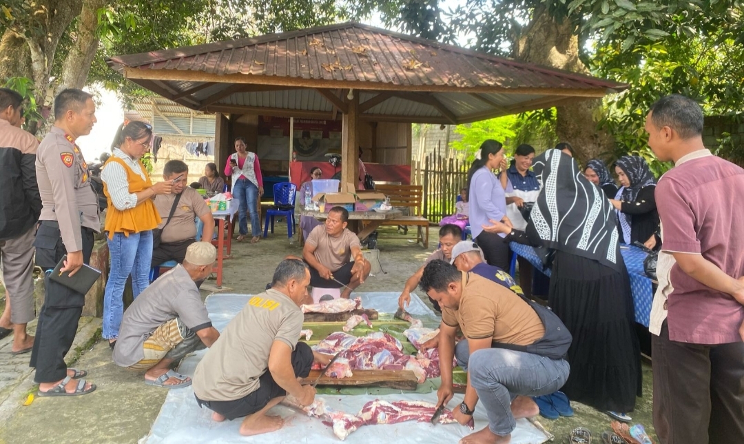Penyembelihan hewan kurban satu ekor sapi, pada Jumat (6/6/2025). Kegiatan berlangsung di halaman Mako Polsek Poso Pesisir Utara.