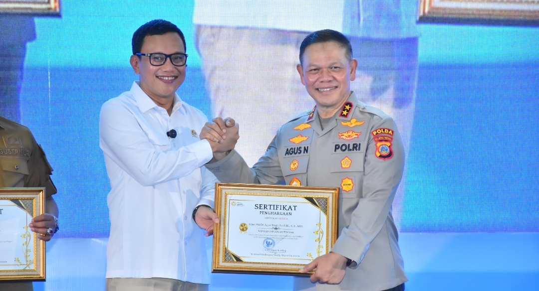 Kapolda Sulawesi Tengah Irjen Pol Dr. Agus Nugroho menerima penghargaan
