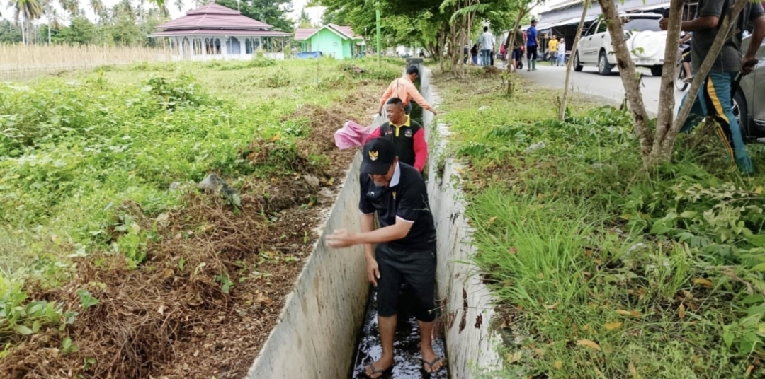 Dengan tangan sendiri, Bupati Ilham ikut membersihkan sampah dan melancarkan aliran air di saluran-saluran pasar.