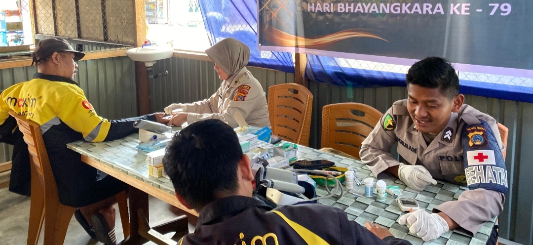 Pemeriksaan kesehatan gratis kepada para pengemudi ojek daring/online di wilayah Kabupaten Touna, Sabtu (14/6/2025).