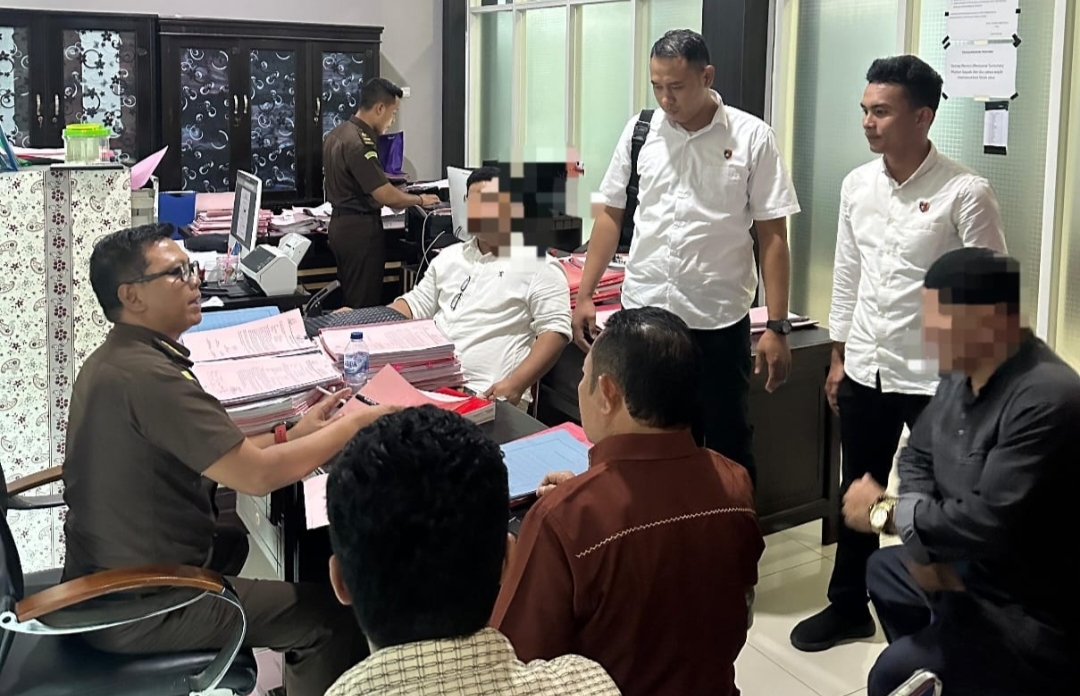 Penyidik Ditreskrimum Polda Sulteng pada hari Rabu 18 Juni 2025 telah menyerahkan tanggung jawab tersangka berikut barang bukti kepada Kejaksaan Negeri (Kejari) Palu.