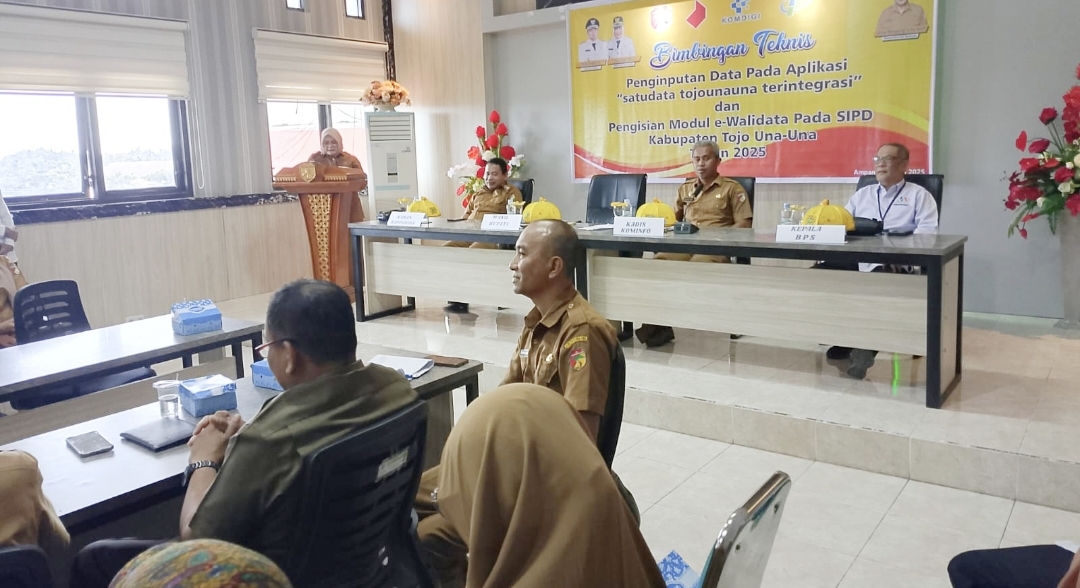 Wakil Bupati Tojo Una-Una, Hj. Surya Lapasiri, S.Sos., M.Si., dengan tegas menekankan pentingnya implementasi Aplikasi Satu Data dan kedisiplinan peserta Bimbingan Teknis (Bimtek) Aplikasi Satu Data Tahun 2025.