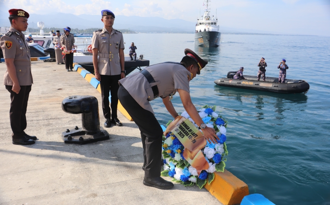 Wakapolda Sulteng, Brigjen Pol Dr. Helmi Kwarta Kusuma Putra Rauf, S.I.K., M.H., memimpin upacara tabur bunga di Pelabuhan Ditpolairud Polda Sulteng 
