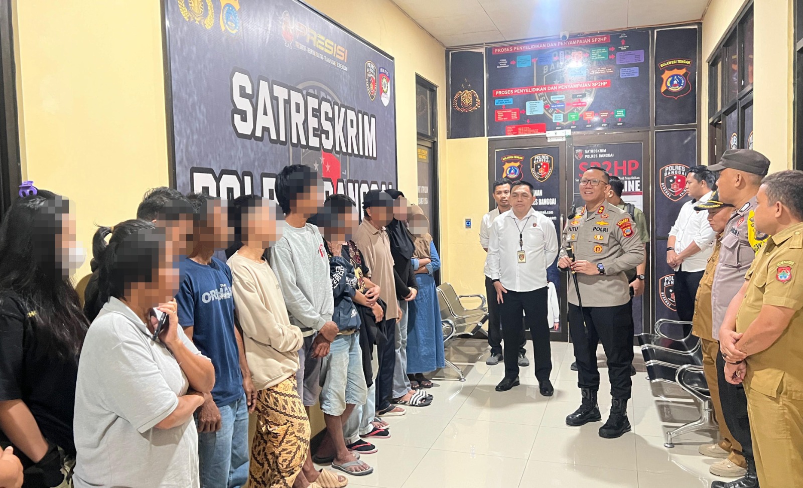 Kapolres Banggai AKBP Putu Hendra Binangkari SIK, membuat terobosan baru humanis dalam penanganan pelaku kasus perjudian