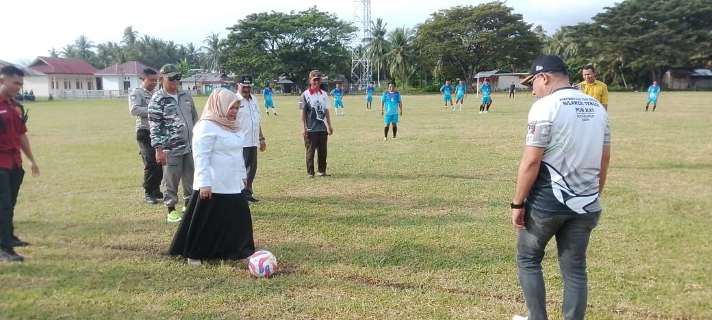 Wakil Bupati Tojo Una-Una, Hj. Surya, S.Sos., M.Si., secara resmi membuka turnamen sepak bola