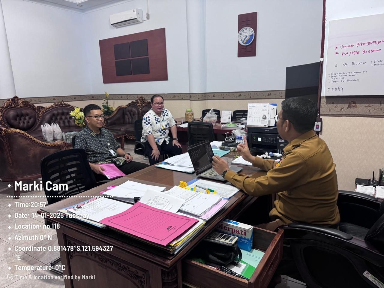 (Foto: 1st) Direktur RSUD Ampana, dr. Niko menggunakan Kameja Putih yang juga sebagai Plt. Kadis Dinas Kesehatan Kabupaten Tojo Una Una melakukan kunjungan ke Kemenkes RI Pada tanggal 14 Januari 2025