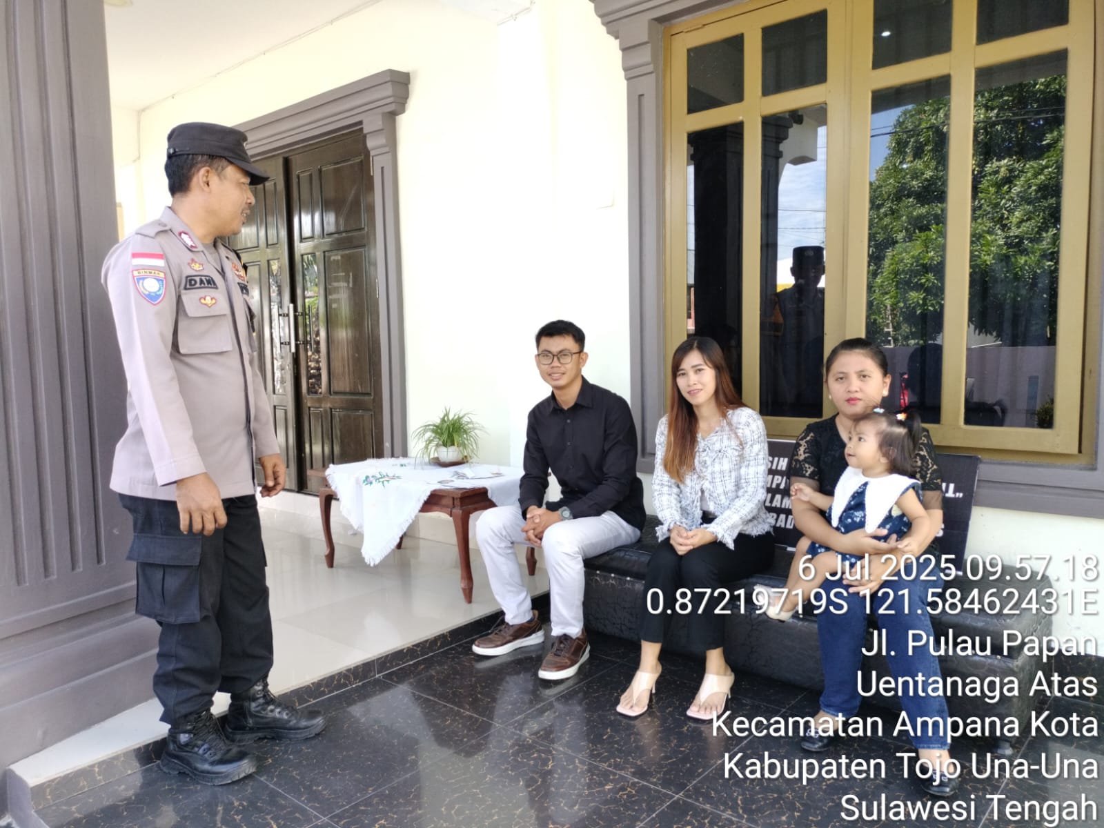 Bripka Dani Radiansyah dan Brigadir Ahluddin, yang berinteraksi langsung dengan jemaat gereja untuk menyampaikan sejumlah pesan penting.