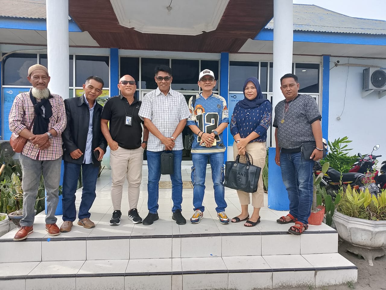 Ketua Umum Pro Jurnalismedia Siber (PJS) Pusat, Mahmud Marhaba, S.Pd.,M.I.Kom.,C.IJ.,C.PW., ditengah Karena putih melakukan kunjungan silaturahmi ke Kepala Lembaga Penyiaran Publik Televisi Republik Indonesia