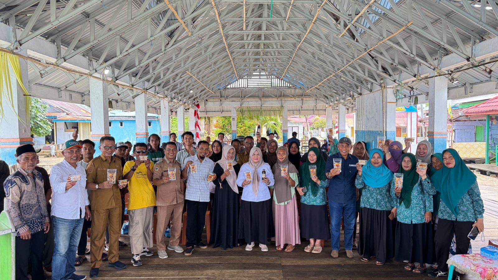 Wakil Bupati Tojo Una-Una, Surya, S.Sos., M.Si meresmikan Rumah Produksi dan melaunching Cemilan Gula Tapo Togean yang ada di Desa Bomba, Kecamatan Batudaka, Selasa (15/7/2025).