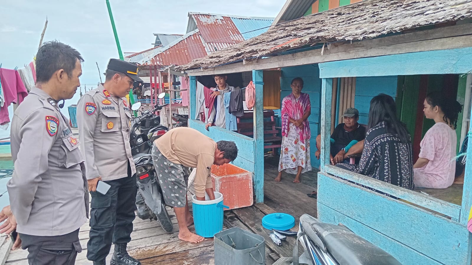 Sambang dan Tatap Muka Kepada Masyarakat Nelayan Desa Labuan, Kecamatan Ratolindo dalam rangka Cooling System memberikan Himbauan Kamtibmas. Rabu (16/7/2025).