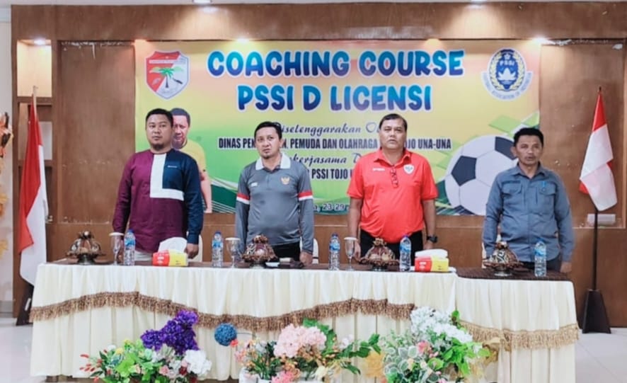 Bupati Tojo Una-Una, Ilham Lawidu, membuka Coaching Course PSSI Lisensi