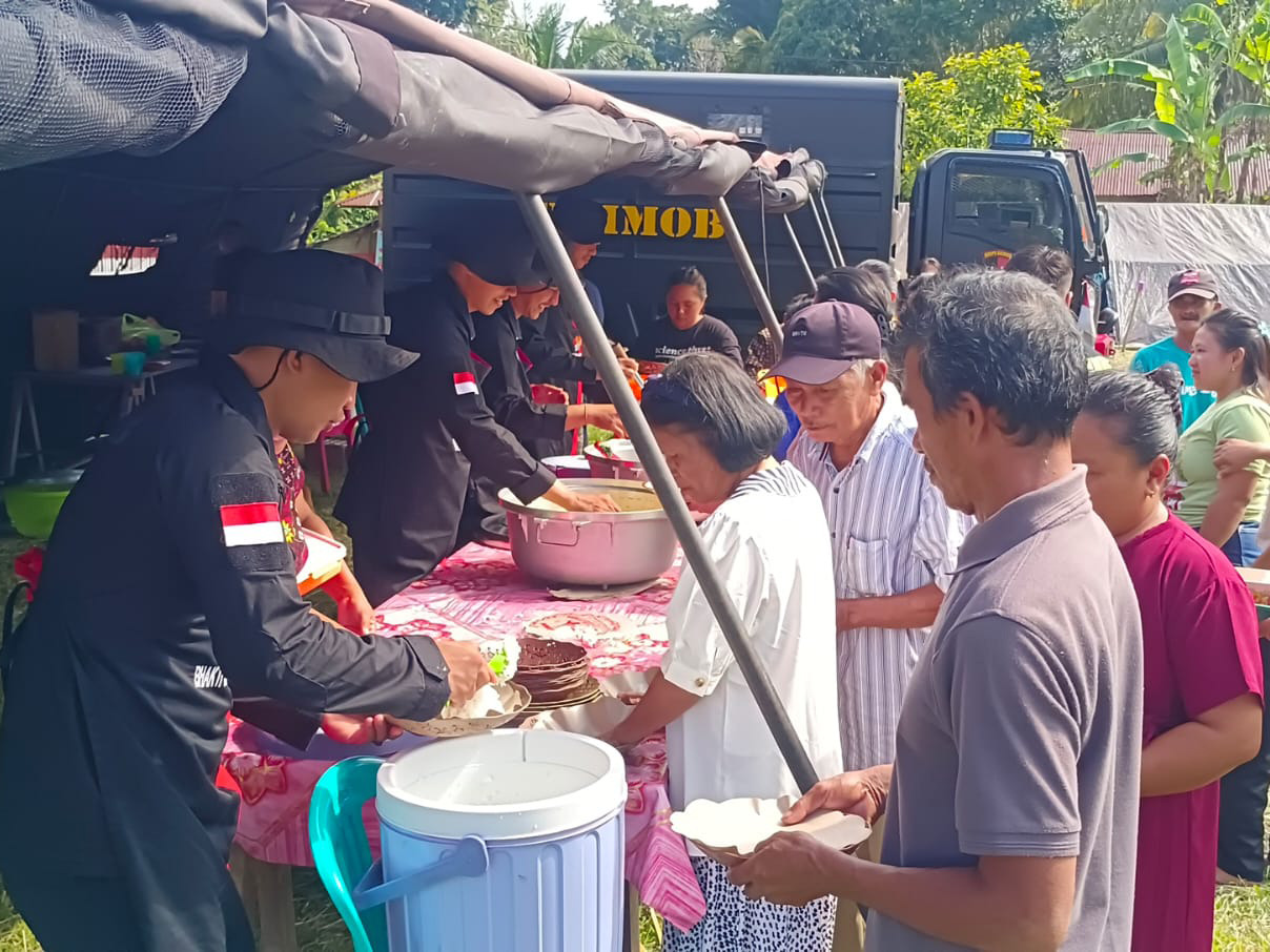 Satu Satuan Setingkat Ton (1 SST) personel Batalyon B Pelopor yang dipimpin oleh Ipda Faohahaudodo Bu'ulolo mendirikan dapur lapangan dan membagikan makanan siap saji kepada para pengungsi di Lapangan Desa Tolambo, Kecamatan Pamona Tenggara.
