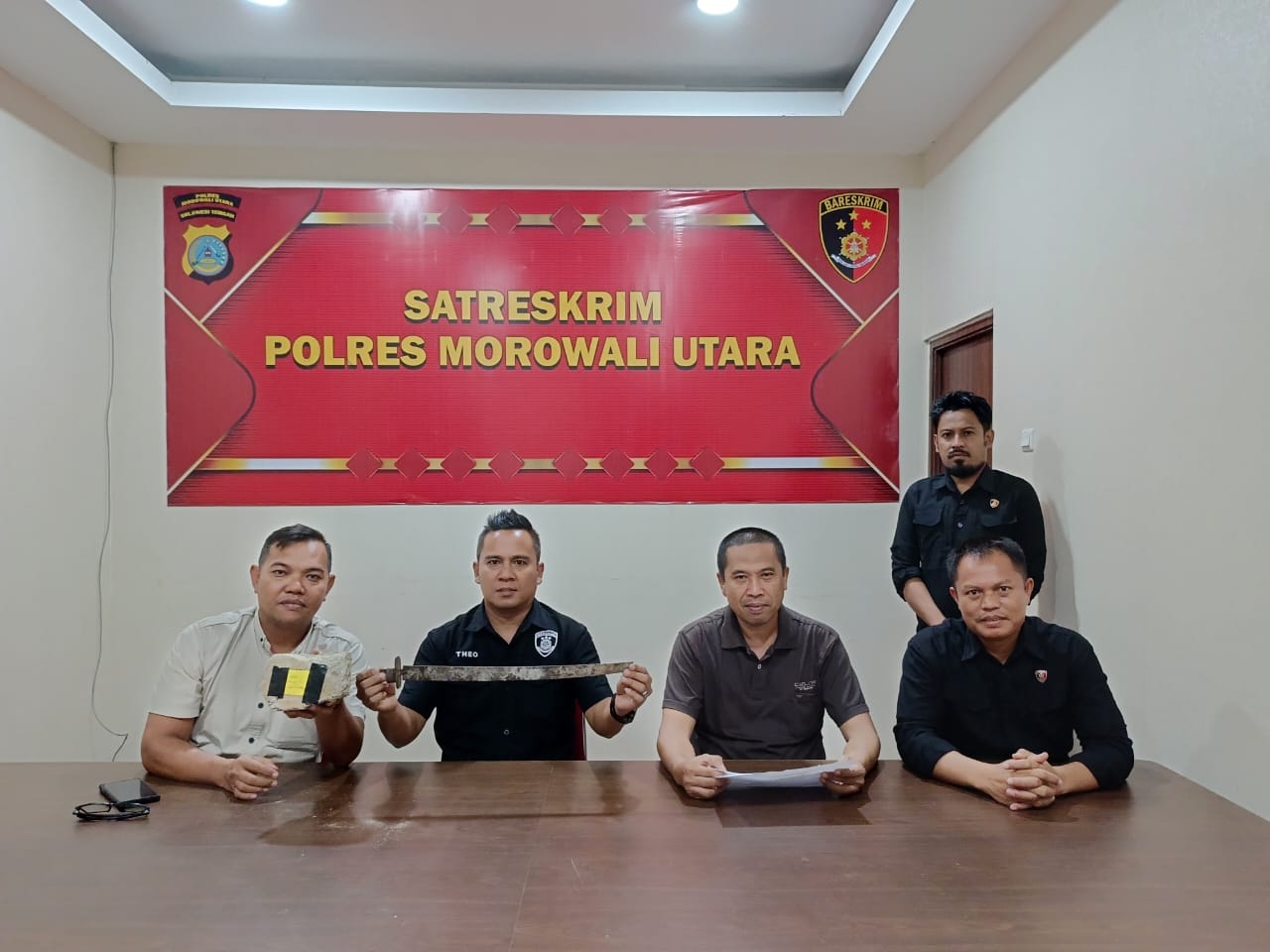 Kasatreskrim AKP Arsyad Maaling, S.H., M.H.dan didampingi KBO Reskrim Iptu Theo Liling Sugi, S.H dan para penyidik. Kasat reskrim membeberkan perkembangan terakhir