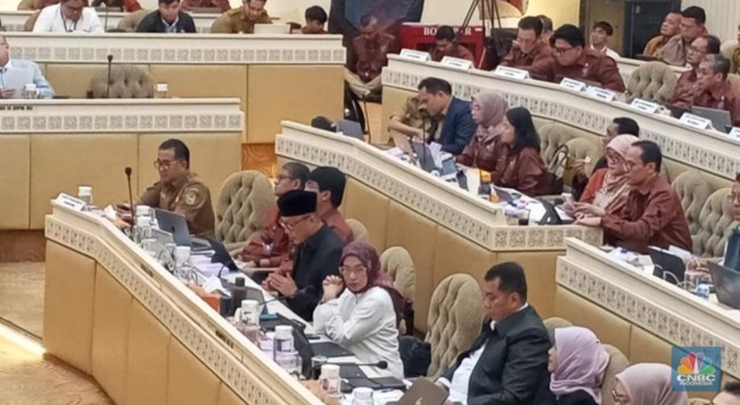 Foto: Rapat Kerja dan Rapat Dengar Pendapat Komisi II dengan Menteri PAN&RB, Dirjen Otonomi Daerah Kemendagri, Kepala BKN, Kanreg BKN Se-Indonesi dan Kepala Daerah Se-Indonesia, di Gedung DPR, Jakarta, Senin (30/6/2025). (CNBC Indonesia/Robertus Andrianto)