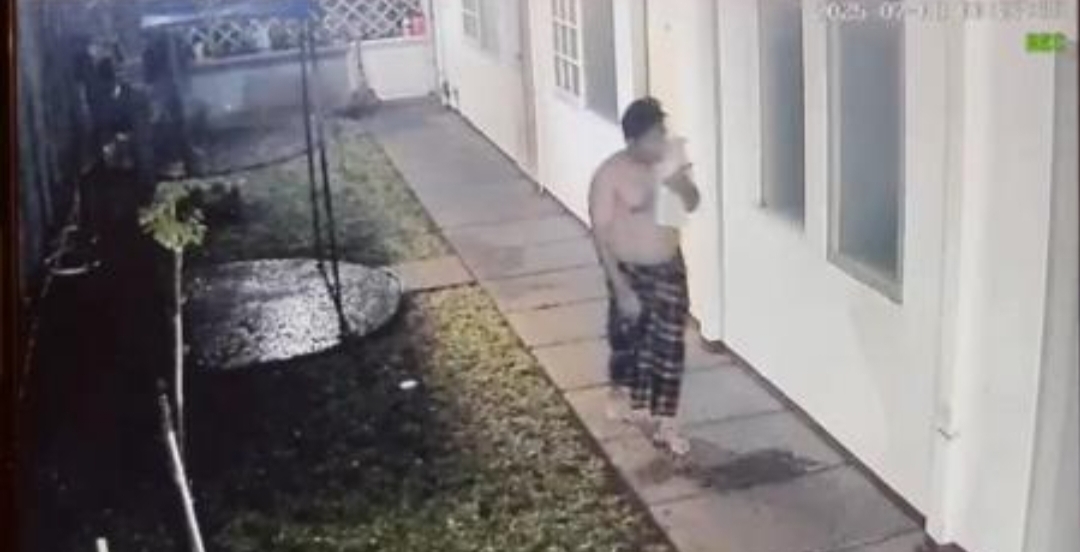 Penjaga kos terekam CCTV berada di depan kamar diplomat Kemlu sebelum ditemukan tewas. (foto: ist)