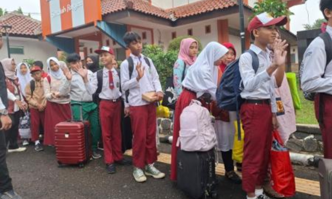 Para murid tiba di Sekolah Rakyat Menengah Pertama 10 Kabupaten Bogor, untuk mengikuti MPLS, Senin (14/7/2025). (Foto: Isra Triansyah)