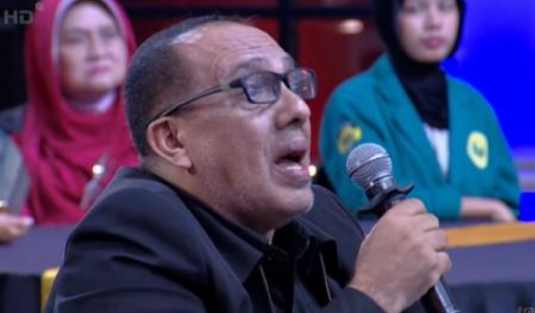 Kuasa Hukum dr Tifauzia Tyassuma, Abdullah Alkatiri membacakan 12 nama orang terlapor kasus pencemaran nama baik dan fitnah ijazah Jokowi dalam Rakyat Bersuara iNews, Rabu (16/7/2025). (foto: screenshot)