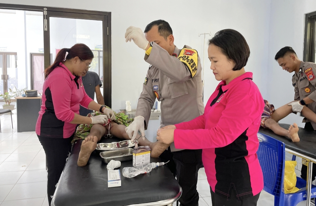 bakti sosial berupa sunatan massal dan pembagian sembako di Puskesmas Pembantu (Pustu) Dongi-dongi, Desa Persiapan Dongi-dongi, Kecamatan Lore Utara, Kabupaten Poso.