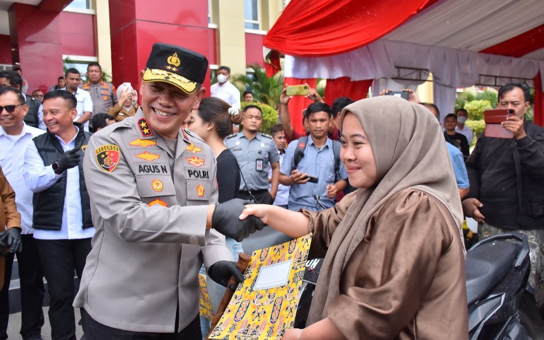 Secara simbolis penyerahan sepeda motor dilakukan Kapolda Sulteng Irjen Pol Dr. Agus Nugroho