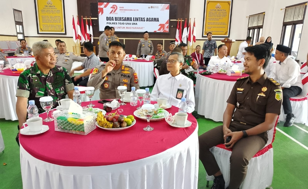 memperingati HUT Bhayangkara ke-79, Polres Tojo Una-Una menggelar doa bersama lintas agama secara virtual dan offline.