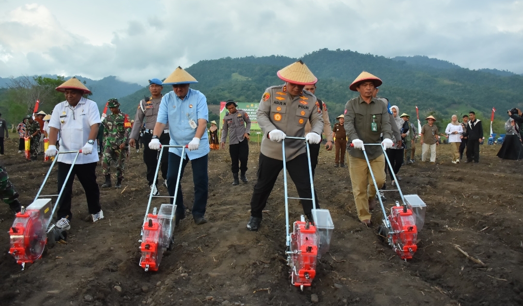 Kapolda Sulteng Irjen Pol. Dr. Agus Nugroho dalam pelaksanaan penanaman jagung serentak, musim tanam kwartal III tahun 2025