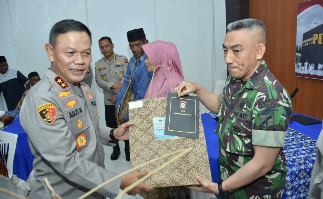 Irjen Pol. Dr. Agus Nugroho melepas 11 (sebelas) orang yang menerima hadiah ke tanah suci untuk Umroh.
