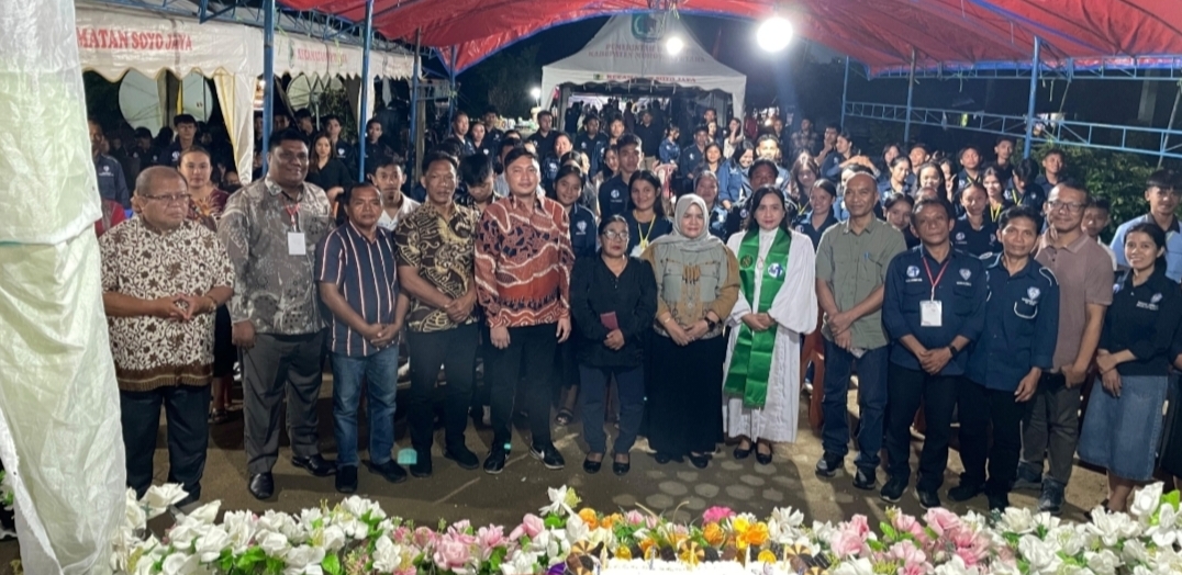 Wakil Bupati Touna bersama, Persekutuan Pemuda Gereja Kristen Sulawesi Tengah (GKST) Klasis Tojo yang baru saja merayakan HUT ke-76. 