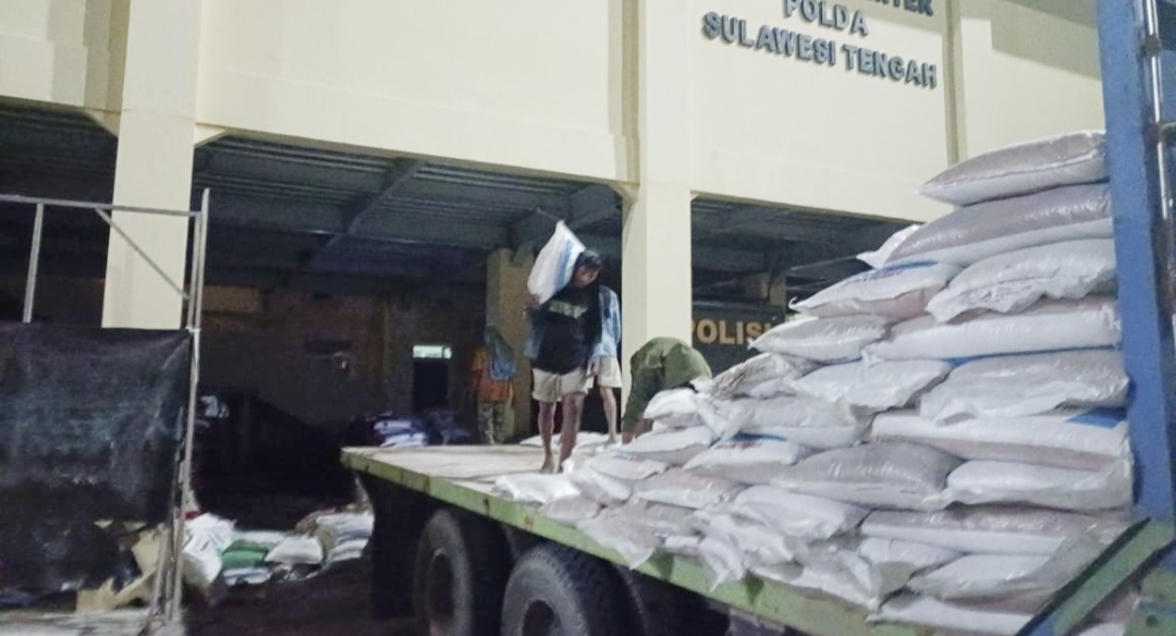 9 ton, pupuk diduga ilegal saat dinaikkan truk dari Tempat penyimpanan barang bukti di Polda Sulteng. untuk diserahkan JPU Kejari Palu