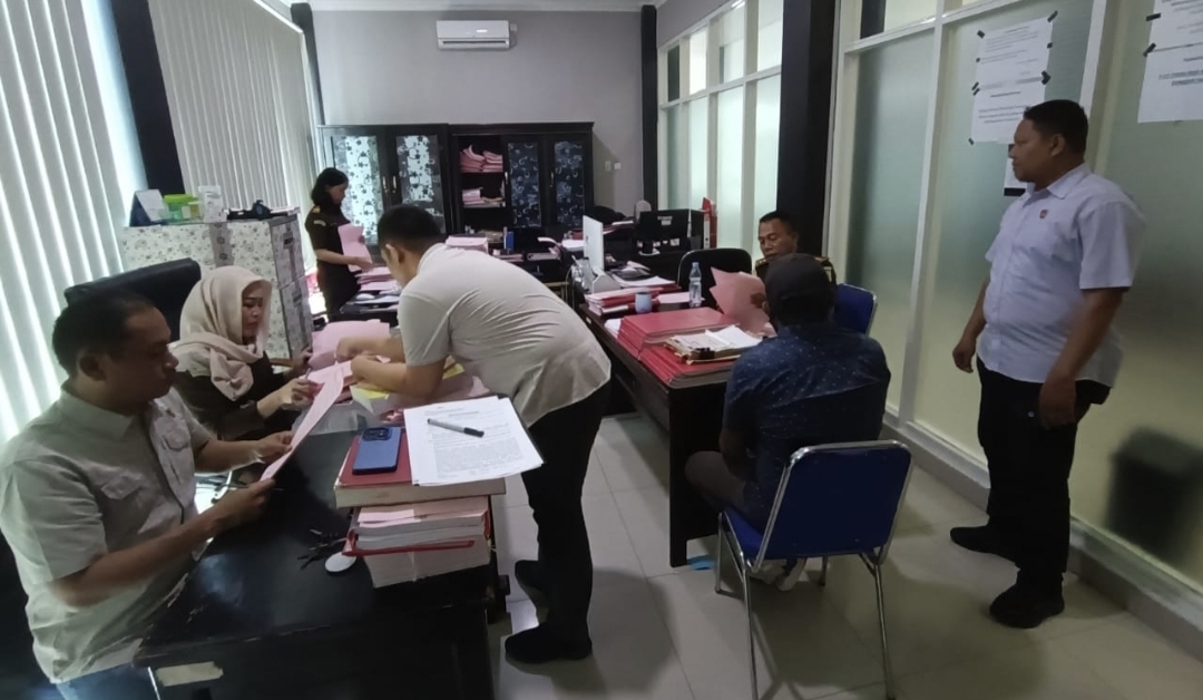 Tersangka HAB saat diserahkan penyidik Subdit I Indag kepada JPU Kejari Palu