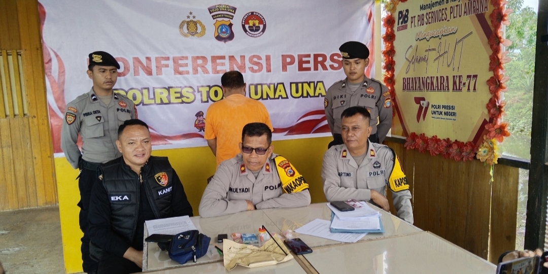 Konferensi Pers, Waka Polres Kompol Mulyadi didampingi Kasih Humas Iptu Martono, Kanit Pidum Ipda Eka Sriyanto dan Awak Media