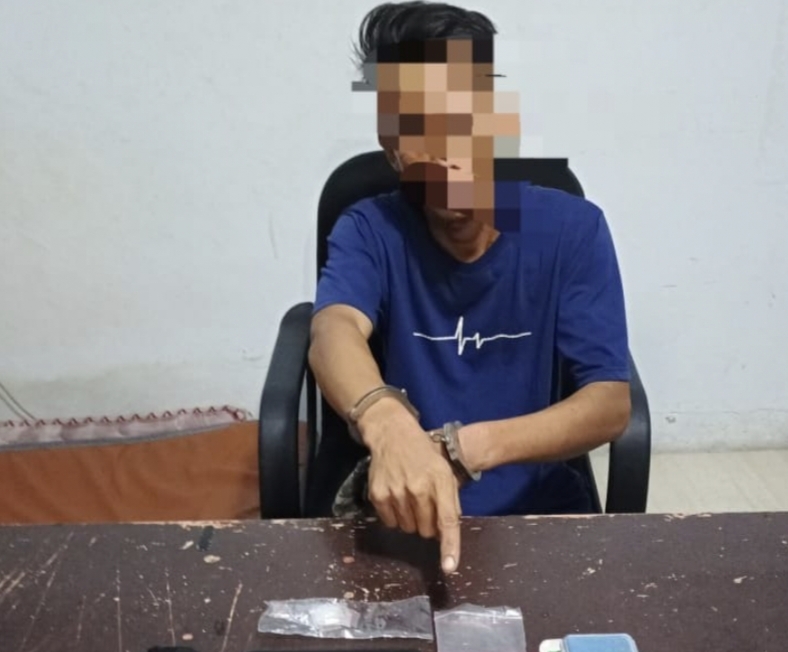 WA (33) pengedar narkoba jenis sabu dengan barang bukti sebanyak 10 paket narkoba dengan berat 4,50 gram.