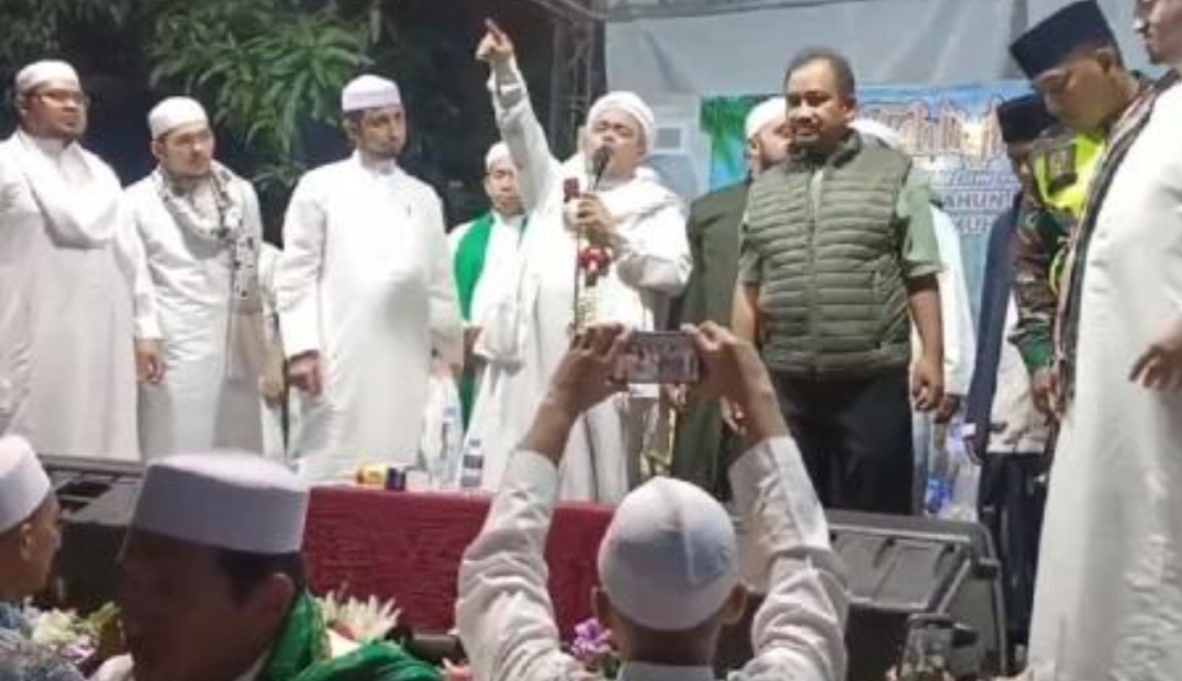 Habib Rizieq saat mengisi ceramah dalam acara pengajian akbar di Desa Pegundan, Kecamatan Petarukan, Kabupaten Pemalang, Jawa Tengah, Rabu (23/7/2025) malam. (Foto: iNews/Suryono Sukarno)