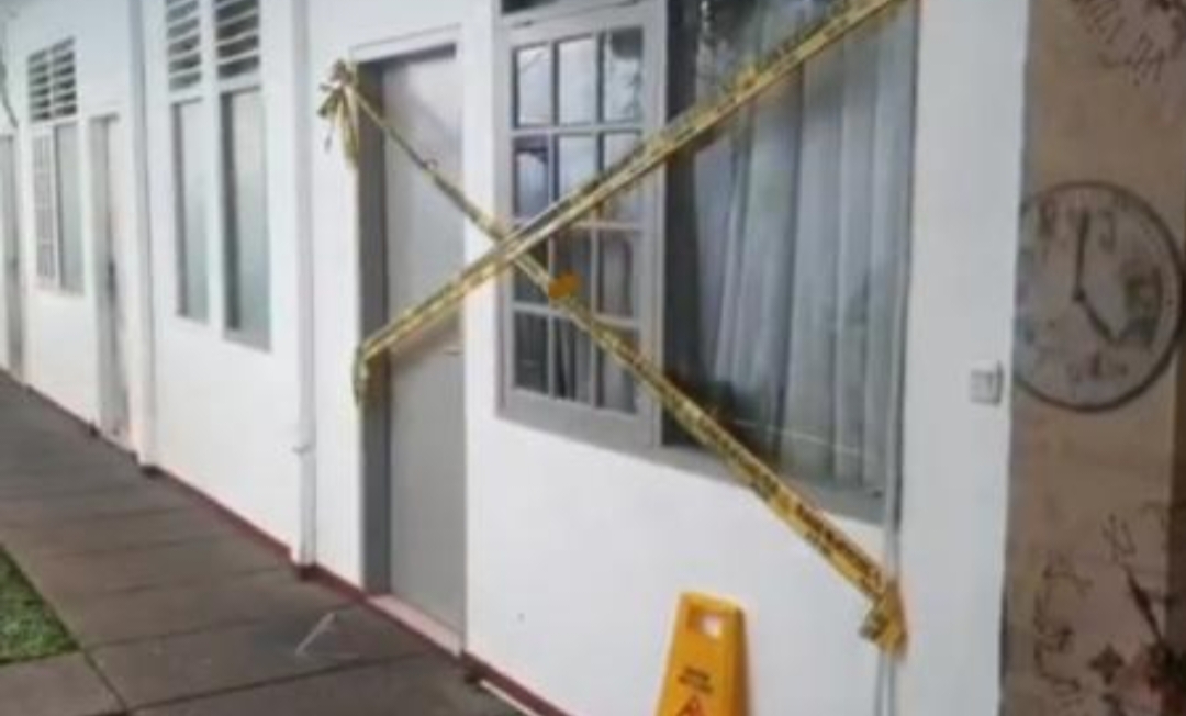 Kamar kos lokasi mayat diplomat muda Kemlu Arya Daru Pangayunan ditemukan dalam kondisi kepala terlilit lakban di menteng, Jakarta Pusat, pada Selasa (8/7/2025). (Foto: Dwinarto)